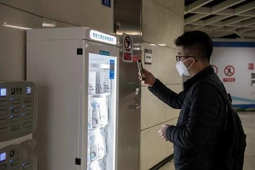 成都地铁站新设口罩自助售卖机你觉得这个设计人性化吗（上海口罩自动贩卖机地铁站）2