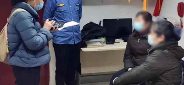 武汉一女孩因母亲搭错地铁做了什么让全网愤怒（武汉地铁撕衣视频）