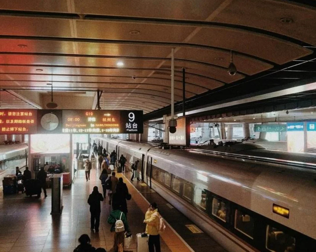 上海地铁男子用报纸遮挡狂揉女子胸部(上海地铁内男子频摸)4