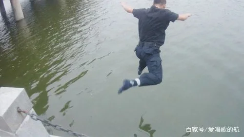 跪求南京地铁里播放的江苏动视有个介绍汽车节目的美女主持求她的资料啊有微博更好（南京小伙醉倒地铁站微博评论）4