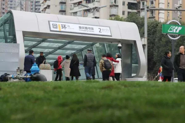 重庆轻轨早上几点开始运行（重庆地铁尖顶坡时间）