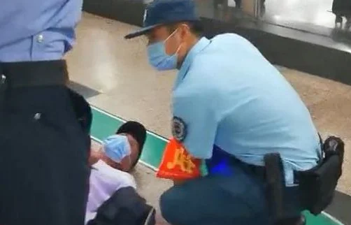 武汉地铁2号线恐怖事件是真的吗（男子偷遍武汉地铁）2