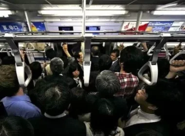 两名男子挤深圳地铁起擦碰后互殴现场的具体情况是怎样的（深圳地铁男子殴打孕妇）2