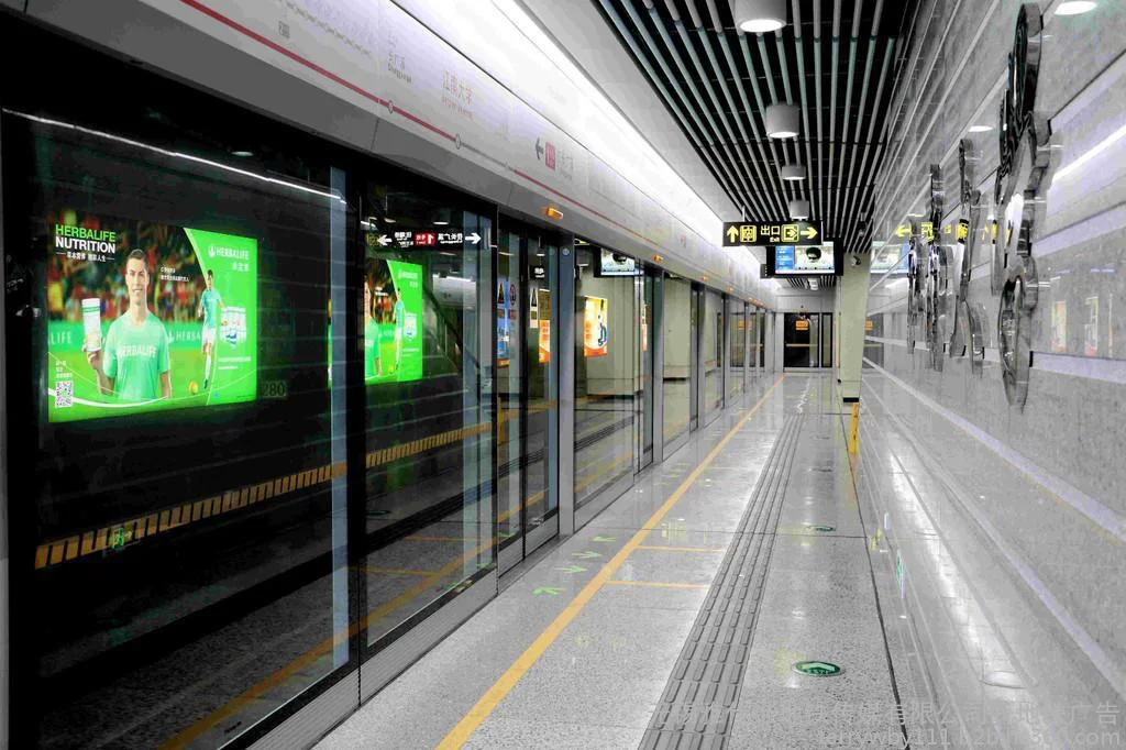 上海地铁两名年轻女子突然劈下“一字马”如何处罚的（上海地铁上随地仍垃圾的年轻女子）5