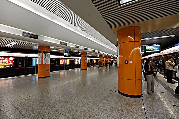 对比国外地铁霸座事件的处理方式放在国内适不适合（外籍男子南京地铁霸座）7