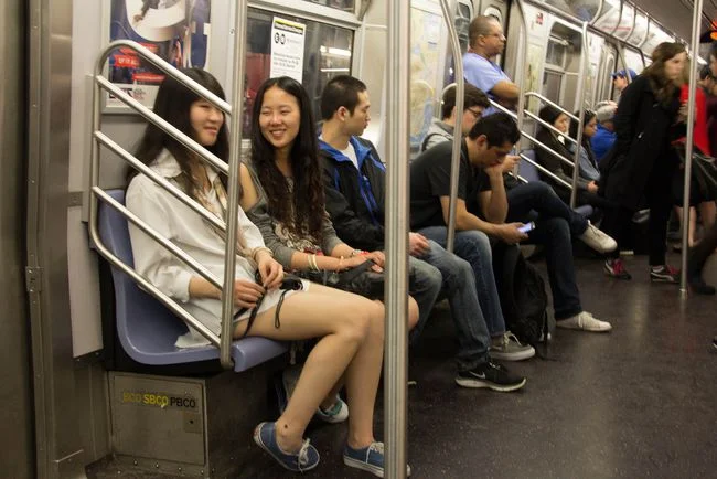 上海地铁内两女子互殴发生矛盾的主要原因是什么(上海地铁打人左勾拳)8