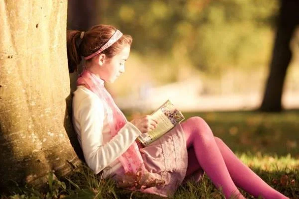 武汉一女孩因搭错地铁态度恶劣当众连踹母亲6脚为何说母亲是自作自受（地铁站女儿踢妈妈）