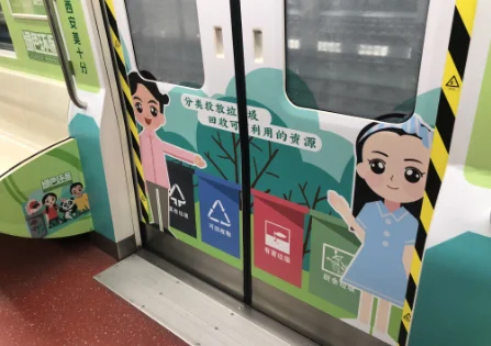 上海地铁8号线男人吐痰视频(上海地铁壮士殴打吐痰男)2