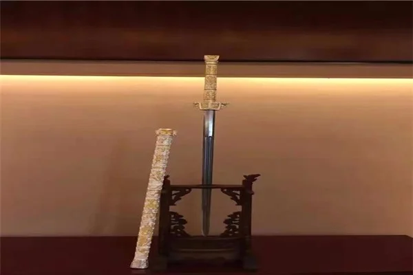 国宝“九龙宝剑”疑(南京地铁挖出宝剑)1