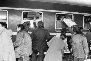 “高铁坐霸”博士论文被爆情节神反转是不是自编自导一出好戏(孙博士高铁霸座)2