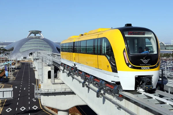 高铁驾驶员一直在车厢里他们是如何上厕所的呢（高铁控制台）3