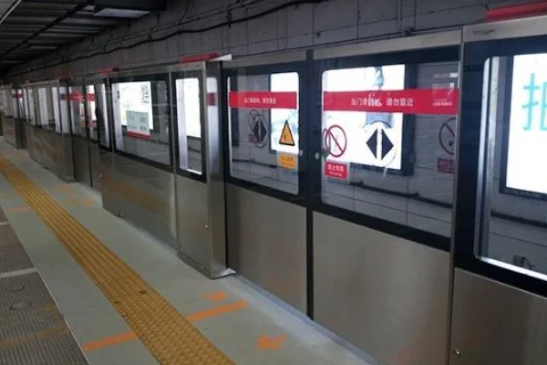 上海一男子被夹进地铁和屏蔽门中间这是怎么进去的（上海地铁三号线乘客被夹死）6