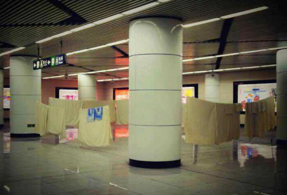 请问坐地铁能不能带行李箱和被子进去（地铁站晾被单）2