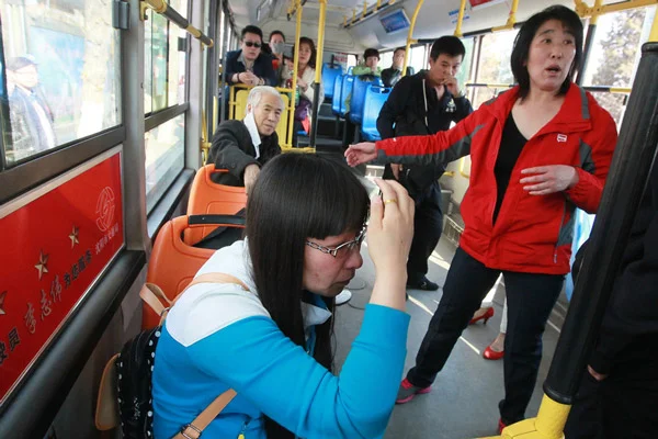 女孩地铁上补妆被男子辱骂殴打警方是怎么处置该男子的（杭州一女子在地铁上补妆）3