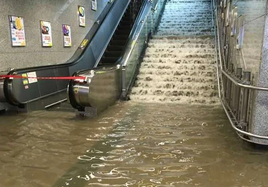 南京地铁不让乘客喝水说他们有法规但是我想知道这样的法规合法不(南京地铁水淹)