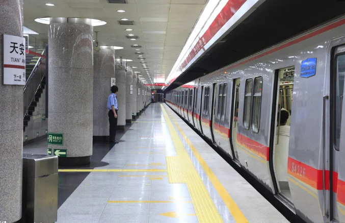 地铁是全部都在地底下吗地底下要挖多深啊（地铁站不在地下）