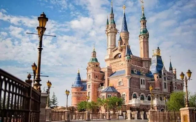 上海迪士尼最早一班地铁是几点住在外滩怎么能在七点到达迪士尼（上海迪士尼地铁站运营到几点）