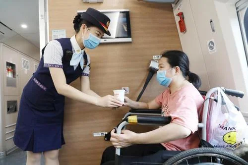 老外高铁上拒戴口罩邻座阿姨提醒反遭辱骂他为何这么嚣张（西安地铁外国人未戴口罩）3