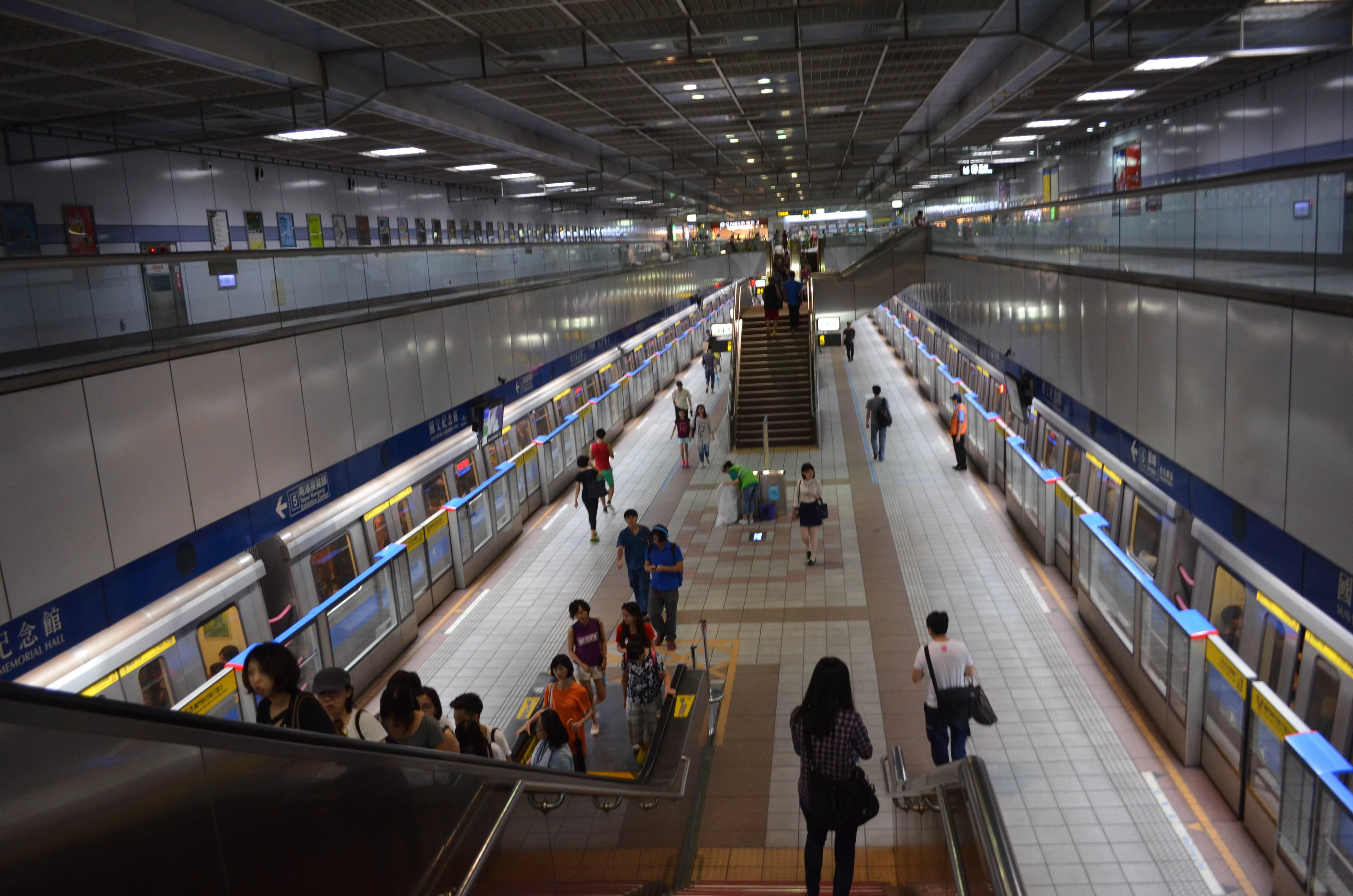 上海地铁两名女子秀一字马这种博眼球的行为你怎么看（上海地铁啃玉米女子）5