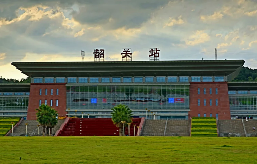 韶关高铁站就是韶关东站么（韶关龙川高铁）