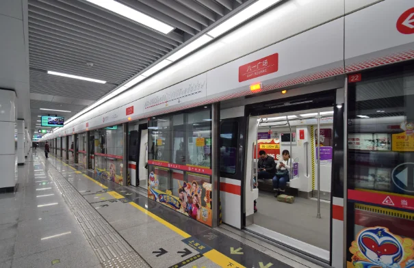 乘地铁去上班用英语怎么说（三种）（乘坐地铁上班将花更少的时间英语）