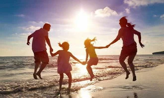 上海地铁4号线运行中一女子强拉紧急阀砸门为什么遇到这种危害公共安全的行为没有人去制止（3月4号上海地铁女孩晕倒死亡）6