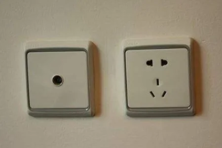 动车上有电源插座吗（高铁插座功率）