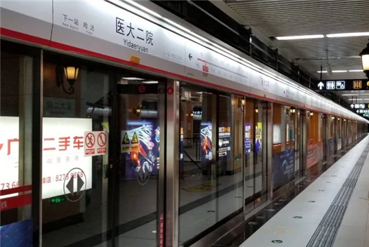 武汉地铁太坑了（武汉地铁奇葩情侣）3