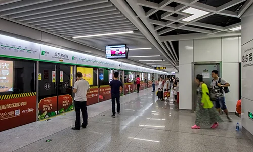 朋友圈发的杭州地铁压到人是真的吗(杭州地铁猥琐男动态图)2