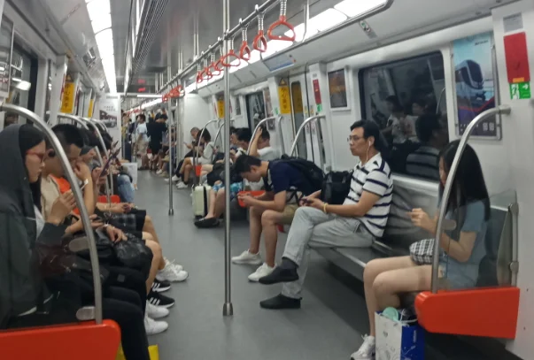 求 英文版深圳地铁线路图 我在U站工作 外国人向我要我哭啊（外国人深圳地铁）3