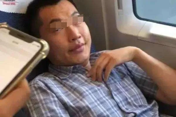 对比国外地铁霸座事件的处理方式放在国内适不适合（外籍男子南京地铁霸座）4