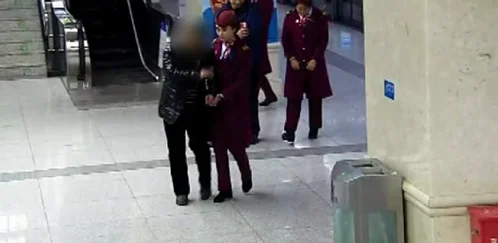 武汉地铁1名乘客强行上车被卡住后如何获救（武汉地铁一男子抽搐）5