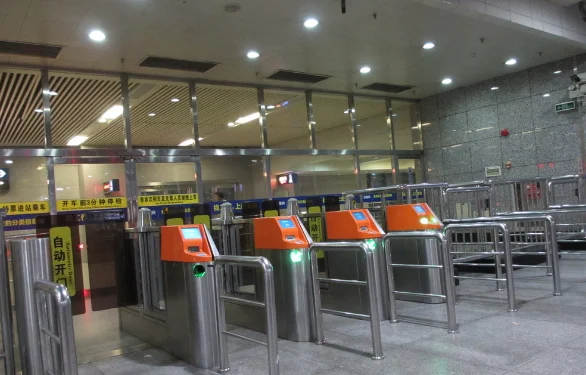 上海地铁如何用手机刷闸机（地铁进出口闸机怎样刷票）2