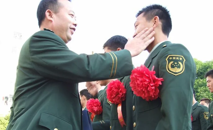 60岁以上的外地军转干部持军官退伍证在南京市可享受公交车和地铁免费待遇吗（南京地铁退伍军人坐车）