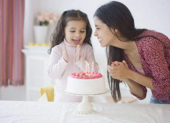 武汉一女孩因搭错地铁态度恶劣当众连踹母亲6脚为何说母亲是自作自受（地铁站女儿踢妈妈）5