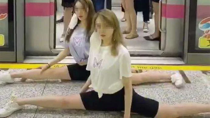 上海地铁两名女子秀一字马具体是怎么回事（上海地铁站台劈叉博关注）6