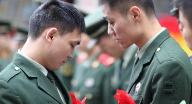 60岁以上的外地军转干部持军官退伍证在南京市可享受公交车和地铁免费待遇吗（南京地铁退伍军人坐车）4