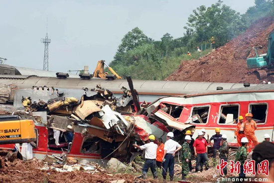 谁知到新中国成立以来最惨烈的火车事故（沪昆铁路客车脱线事故视频）7