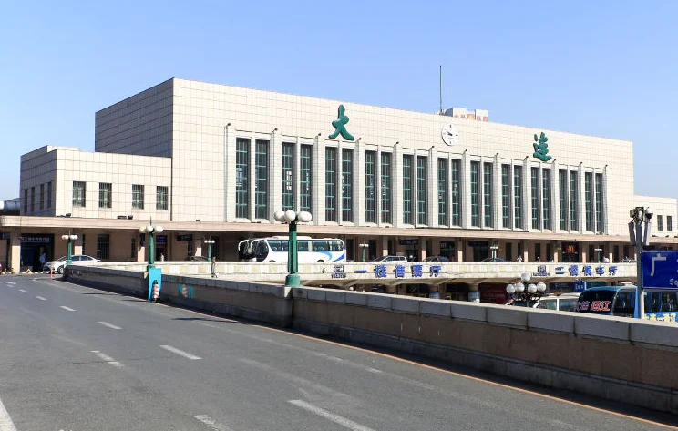 从大连火车站南广场怎么步行到地铁2号线友好广场站（大连站南广场有地铁嘛）