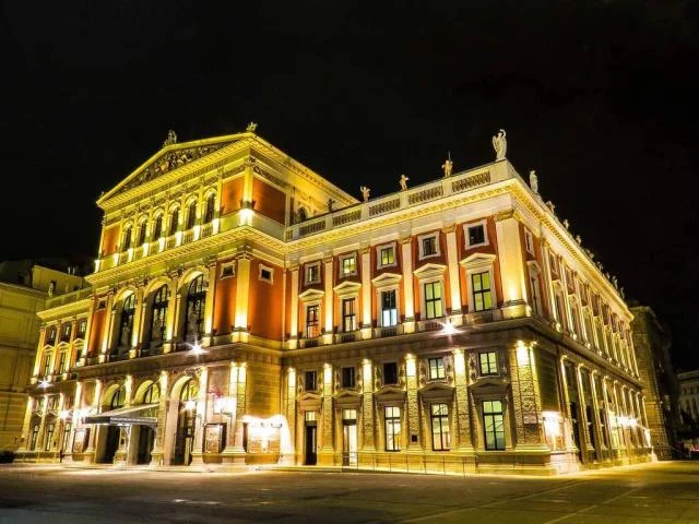 年龄已大当时没有办理出生证明（格拉本大街地铁站）