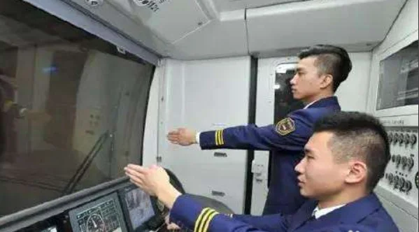 地铁站务员几点就要起来上班啊一天工作几小时啊(苏州地铁安检员上下班时间)1