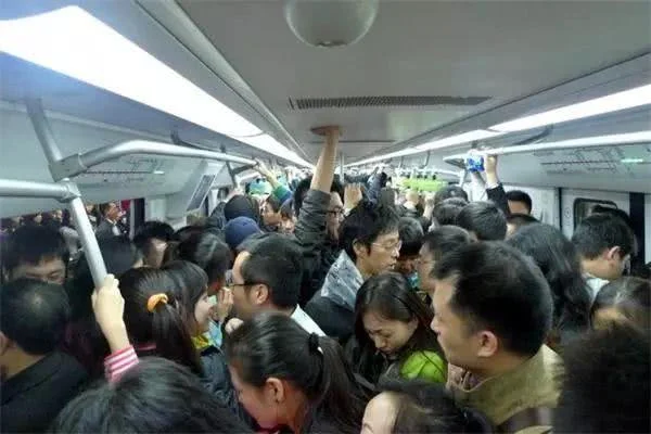 上海现首例因地铁内外放音量打人案打人者应该付出什么代价（上海地铁7号线打架中年男子被打）3