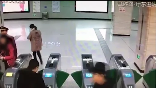 武汉地铁安检员工作是属于国企还是被承包的（武汉地铁女安检）2