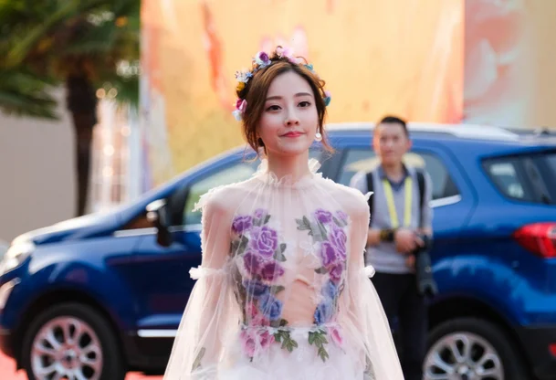 冯提莫停播超过两个月频频出席商演或综艺她这是要进军娱乐界吗（北京地铁大屏幕冯提莫）