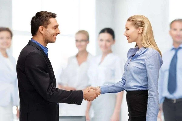 跪求南京地铁里播放的江苏动视有个介绍汽车节目的美女主持求她的资料啊有微博更好（南京小伙醉倒地铁站微博评论）7