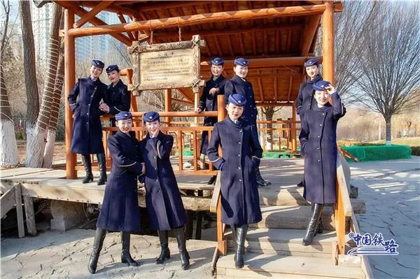 高铁小姐姐90分钟默画全国铁路图这是否体现了她的敬业（高铁姐）5