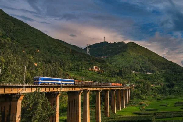 铁路桥上铁路中间的钢轨起啥作用（火车大桥铁路）3