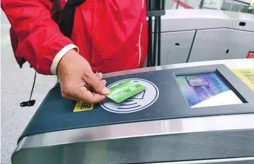 在深圳哪种银行卡能直接当公交卡刷了(深圳地铁刷银联)2