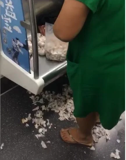 男子地铁剥蒜蒜皮撒一地结果怎么样了（天津中学生地铁捡蒜皮垃圾）