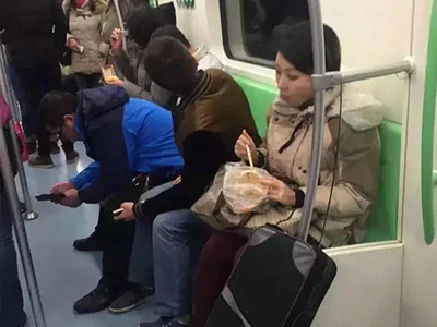 关于上海地铁吃凤爪的女的作业（上海地铁鸡爪女人肉）